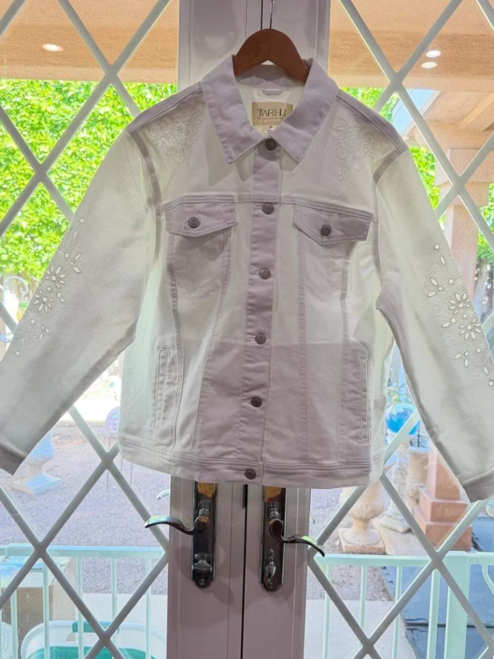 🆕TWRHILL Christie Brinkley White Denim Jacket XL | Embroidered Detail - Picture 2 of 9
